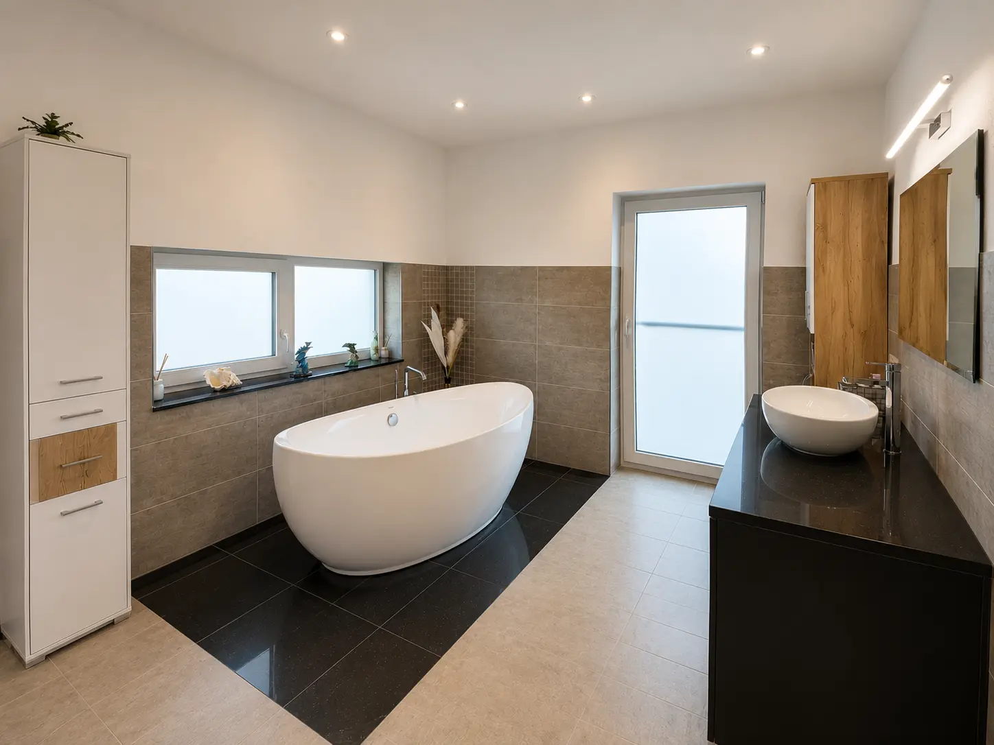 Badezimmer mit freistehender Badewanne